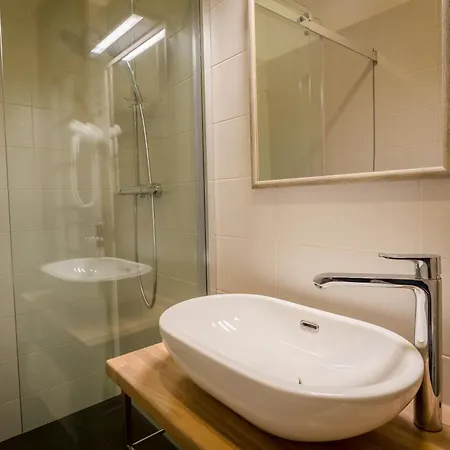 Apple - Self Check-in - Free Parking *